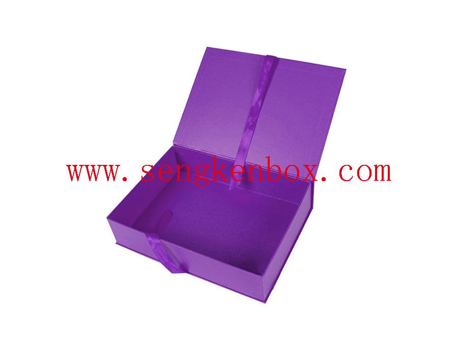 Fioletowe pudełko papierowe do pakowania prezentów