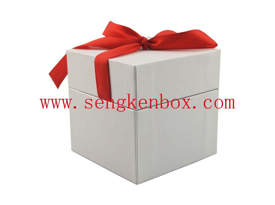 Białe pudełko na prezenty z prostokątnego papieru