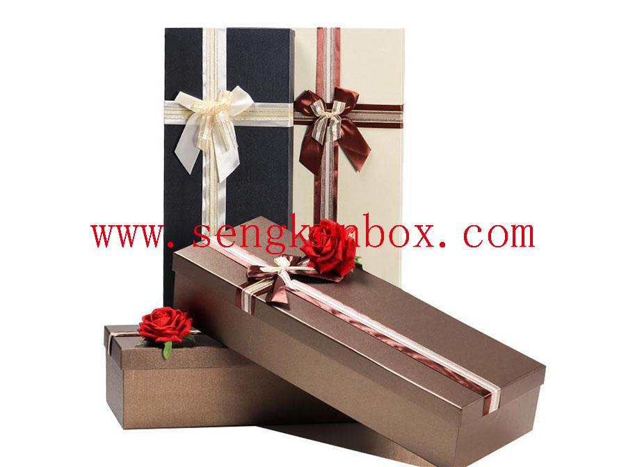 Pudełko na prezent z bukietem róż