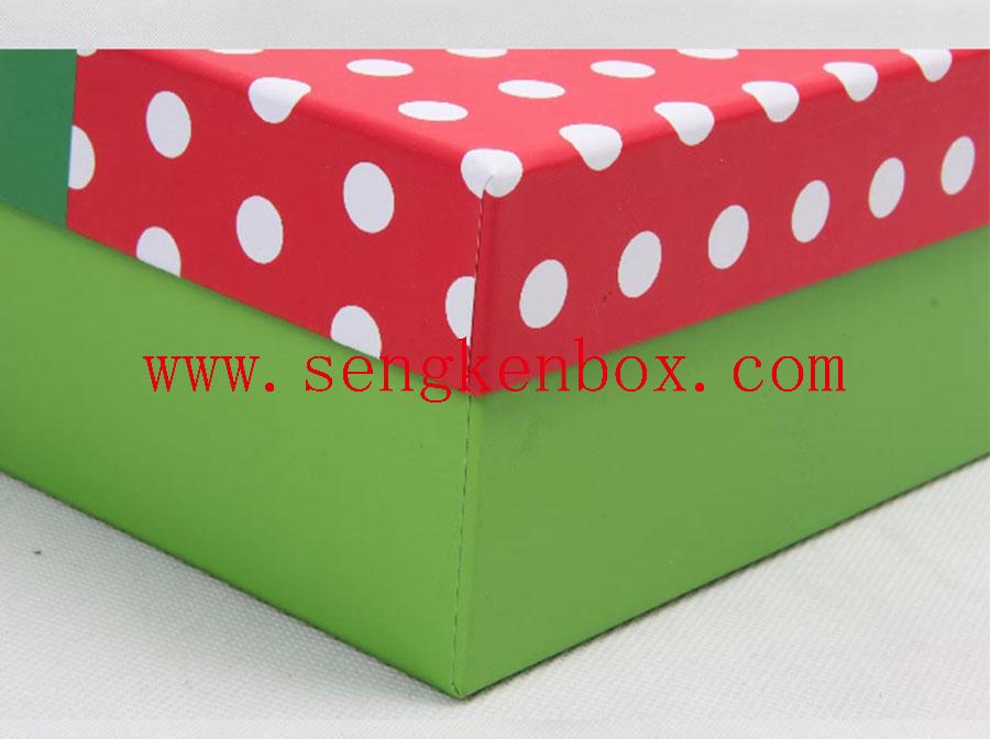 Papierowe etui do pakowania w zielone pudełko
