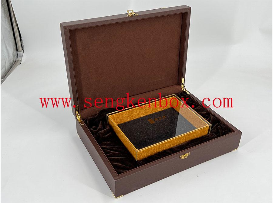 Skórzane pudełko z brązowym nadrukiem