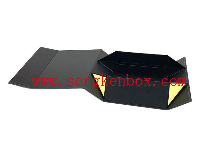 Pudełko upominkowe z czarnego matowego papieru