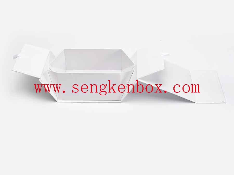 Białe pudełko upominkowe z papieru przyjaznego dla środowiska