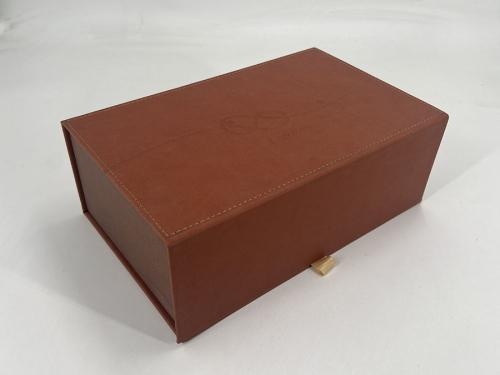 Sprzedaż OEM i ODM Book Shaped Magnetic Rigid Paper Box with Foam Insert